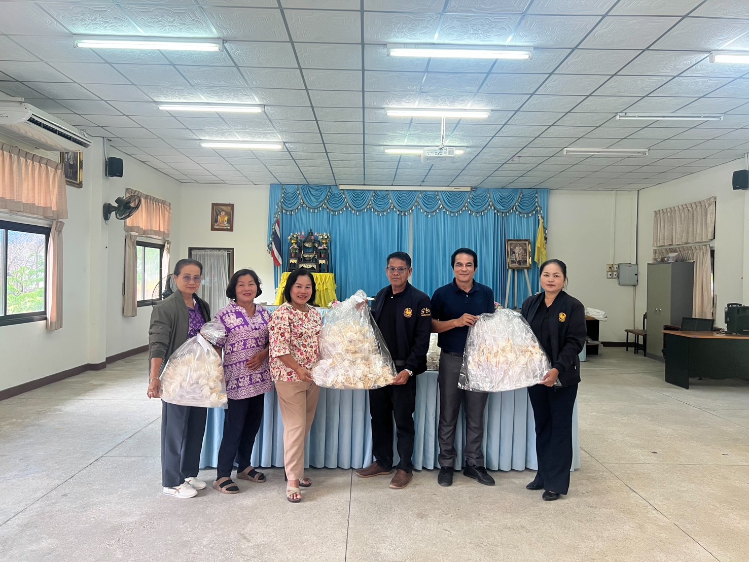รับมอบดอกไม้จันทรน์จากผู้ใหญ่บ้าน หมู่ 1 - 9 เพ...